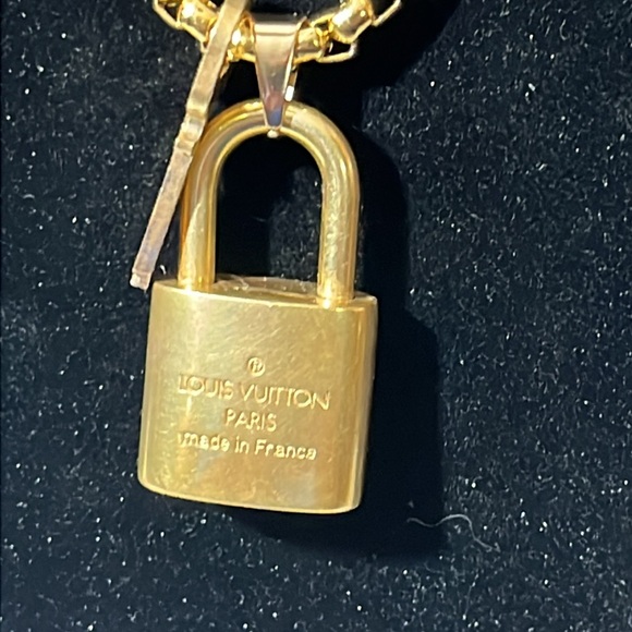 LOUIS VUITTON LOCK AND KEY #309 WITH GOLD PLATED STAINLESS STEEL CHAIN. - Picture 4 of 6